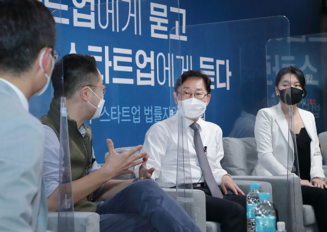 박범계 법무부 장관은 2일 서울 강남구 역삼동 창업지원센터 마루180을 찾아 스타트업 업계 종사자들과 창업·운영 관련 법률지원 방안을 논의했다. /법무부 제공