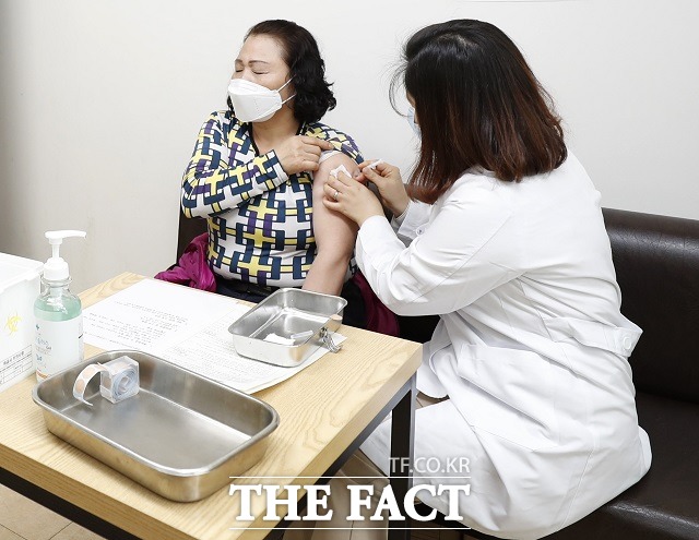 2일 낮 12시 기준 괴산군 코로나19 백신 접종 사전 예약률은 81.9%다. 사진은 백신접종 모습. / 괴산군 제공
