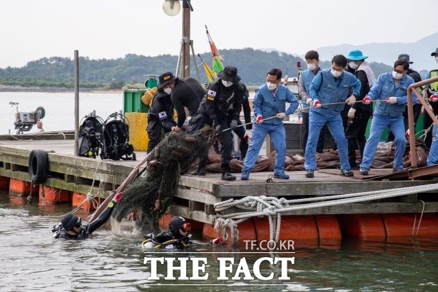 광양제철소 임직원들이 진월면 망덕포구에서 폐그물을 수거하는 해양환경정화 봉사를 펼치고 있다. /광양제철소 제공