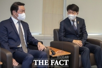  대화 나누는 최태원 회장과 안경덕 장관 [포토]