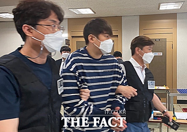 대구지법 강경호 영장전담 부장판사는 3일 국민체육진흥법 위반 등 혐의로 구속영장이 청구된 윤성환에 대한 구속 전 피의자 심문(영장실질심사)을 진행한 뒤 영장을 발부했다. /대구=이성덕 기자