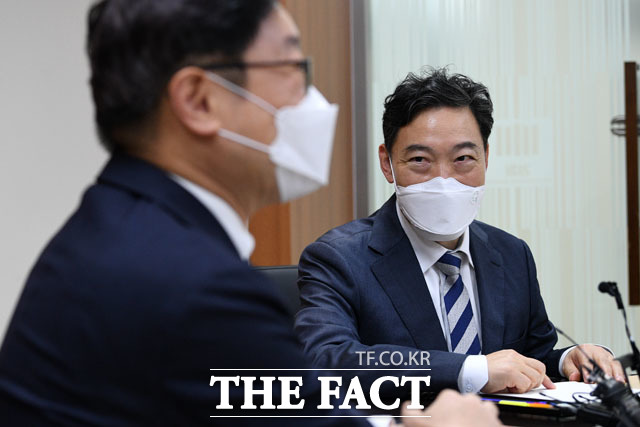 김오수 검찰총장이 3일 오후 서울 서초구 서울고등검찰청을 방문한 박범계 법무부 장관에게 인사말을 하고 있다. /남윤호 기자