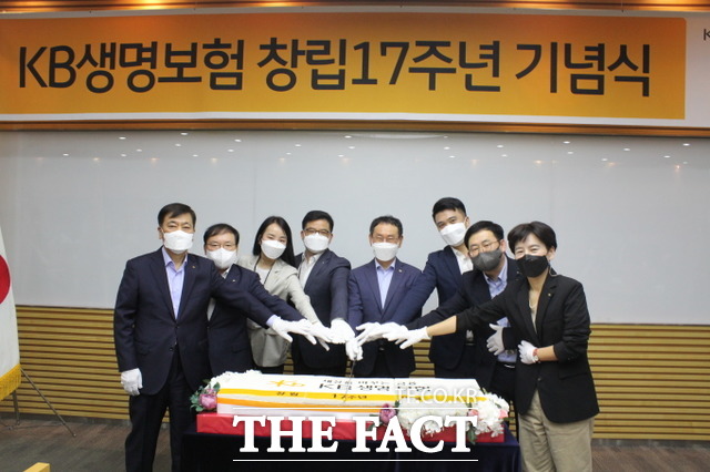 허정수 대표이사(왼쪽에서 다섯 번째)와 임직원들이 창립 17주년 기념 떡케익을 커팅하고 있다. /KB생명보험 제공