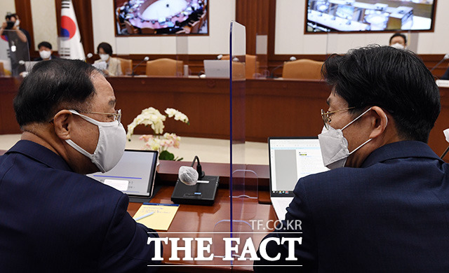 홍남기 경제부총리 겸 기획재정부 장관(왼쪽)과 노형욱 국토교통부 장관이 대화를 나누고 있다.