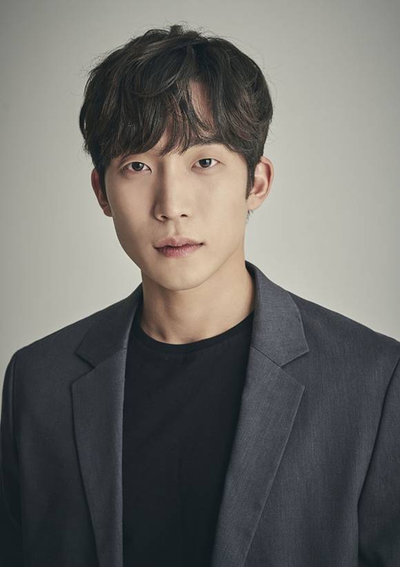 배우 이상이가 tvN 새 드라마 갯마을 차차차에 출연을 확정지었다. 그는 지성현 역을 맡아 새로운 매력을 선사할 계획이다. /㈜피엘케이굿프렌즈 제공