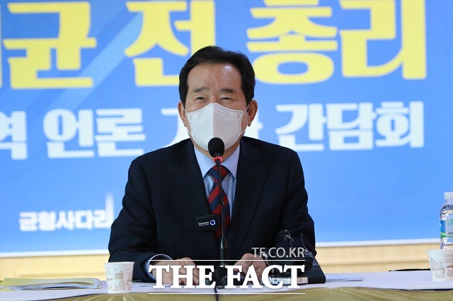 정세균 전 총리가 자신의 지지모임인 균형사다리 대전본부 발대식에 앞서 기자간담회를 진행하고 있다. / 김성서 기자