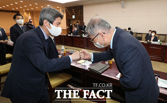 이인영 통일부 장관(왼쪽)이 김형진 국가안보실 2차장과 인사를 나누고 있다.