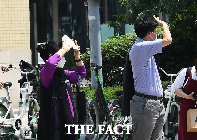 4일은 전국이 맑은 날씨를 보이며 낮 기온은 낮 기온은 24도 안팎이 되겠다. /더팩트 DB