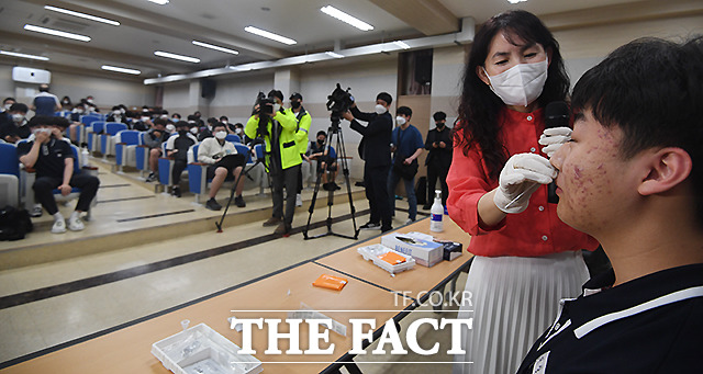 3일 오후 서울 강남구 로봇고등학교에서 기숙사 생활하는 학생들을 대상으로 코로나19 자가검사가 실시됐다.