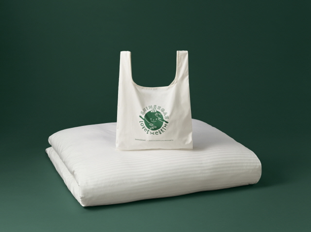 신세계백화점이 조선호텔 침구를 재활용해 에코백과 반려동물 방석을 만들고, 환경 보호를 위한 플로깅백을 사은품으로 준비했다. /신세계백화점 제공