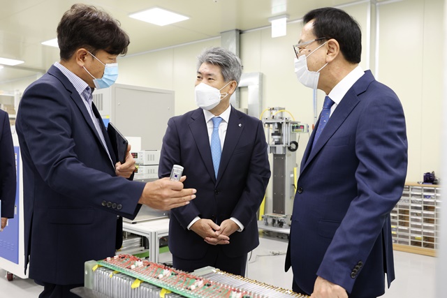 3일 윤종원 기업은행장(가운데)이 전북 전주에 위치한 비나텍 생산 현장을 방문해 성도경 대표(오른쪽)와 관계자로부터 제품에 대한 설명을 듣고 있다. /기업은행 제공