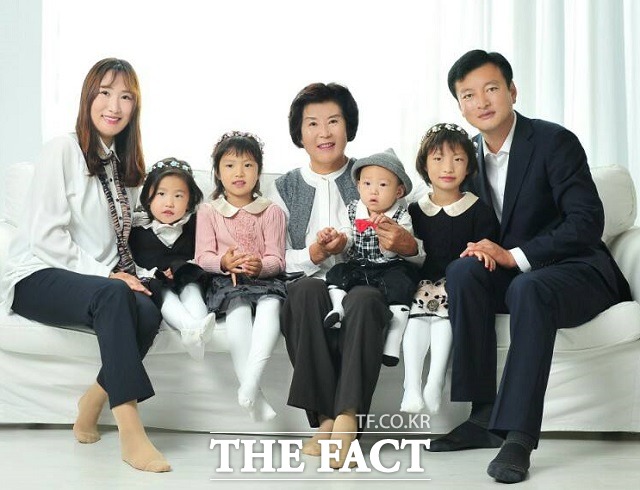 유후재 진천군의원 부부가 지난달 쌍둥이를 출산해 자녀가 6명으로 늘었다. 쌍둥이를 낳기 전 가족사진. / 유 의원 페이스북 캡처.