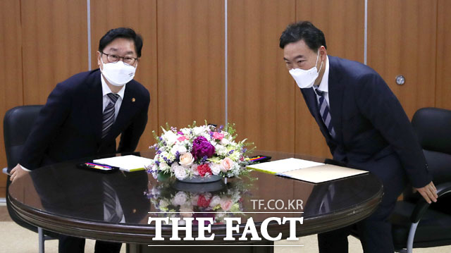 박범계 법무부 장관(왼쪽)과 김오수 검찰총장이 3일 오후 서울 서초구 고등검찰청에서 만나 자리에 앉고 있다. /남윤호 기자
