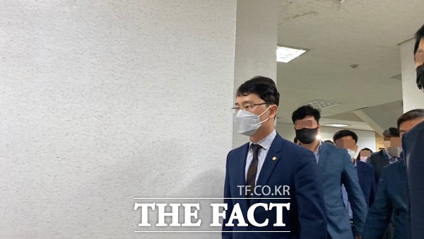 국민의힘 김병욱 의원(경북 포항 남구·울릉)이 대구고법에 열리는 선고공판에 출석하기 위해 법정으로 향하고 있다./이성덕 기자