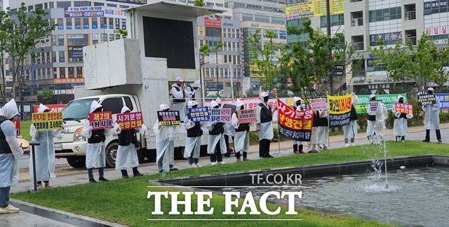 3일 세종지역 한 공공임대 분양전환 아파트 월세 계약자 거주자들이 세종시청 앞에서 아파트 분양가격 산정에 반발하고 있다./이훈학 기자