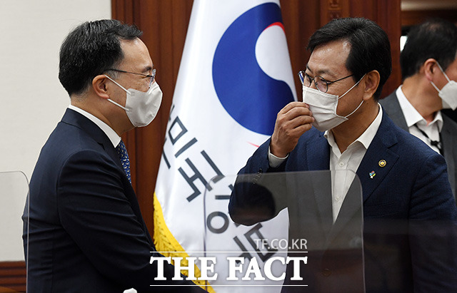 문승욱 산업통상자원부 장관(왼쪽)이 오영식 국무총리비서실장과 대화를 나누고 있다.