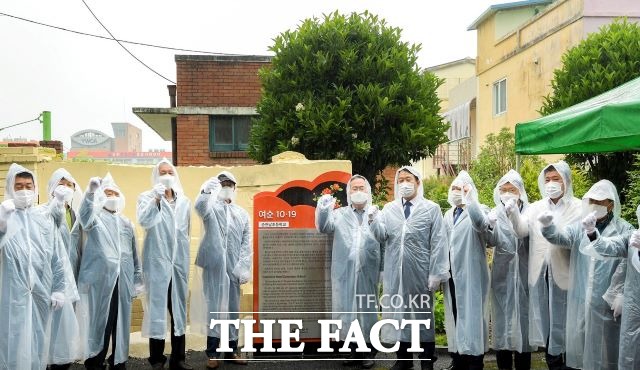 순천남초등학교 후문에 위치한 여순10·19사건 유적지 표지판 앞에서 여순사건 유가족 및 관련 기관과 단체 대표들이 참석한 가운데 제막식을 가진 뒤 여순사건 진상규명과 역사바로 세우기 결의를 다지고 있다. /순천시 제공