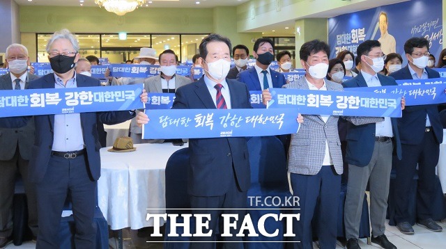 정세균 전 총리가 균형사다리 대전본부 발대식에 참석해 구호를 외치고 있다. / 김성서 기자