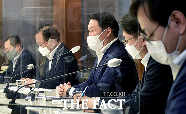 최태원 대한상공회의소(대한상의) 회장이 3일 오후 서울 중구 대한상의 회관에서 열린 국무총리·경제단체장 간담회에서 인사말을 하고 있다. /임영무 기자