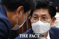  오영식 비서실장과 대화 나누는 노형욱 장관 [포토]