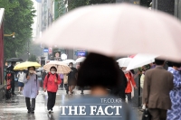  '퇴근길 우산 챙기세요' 비 내리는 도심 [TF사진관]