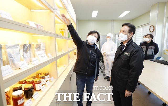 이차영 괴산군수가 지난 2월 첫 제품을 출시한 농산물종합가공지원센터에서 이곳 관계자로부터 설명을 듣고 있다. / 괴산군 제공