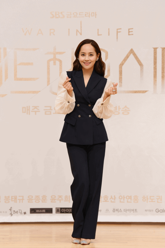 유진은 블랙 팬츠와 블랙 베스트 재킷으로 보이시한 룩을 완성했다. /SBS 제공