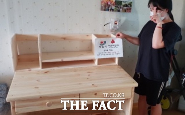 정읍시가 지원한 책상 세트는 지역 내 소재한 목공방에서 제작해 코로나19로 어려움을 겪고 있는 지역 소상공인에게도 큰 도움이 됐다는 평이다. / 정읍시 제공