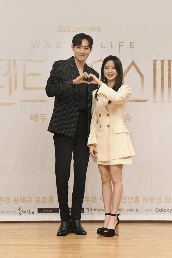 김영대(왼쪽)와 김현수는 이번 시즌에서 석훈과 로나의 마음이 더 깊어질 것이라고 말해 기대감을 높였다. /SBS 제공