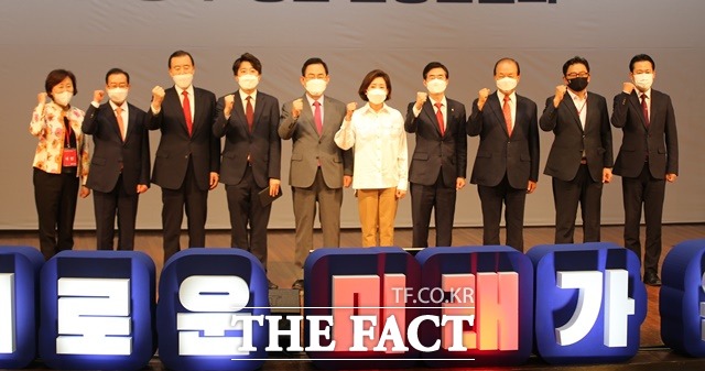 국민의힘 당대표 후보들이 대전을 찾아 지지를 호소하고 나섰다. 연설에 앞서 후보들이 기념촬영을 하고 있는 모습. / 김성서 기자