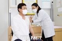  김병우 충북도교육감 백신 접종… '교육가족 모두 솔선수범'