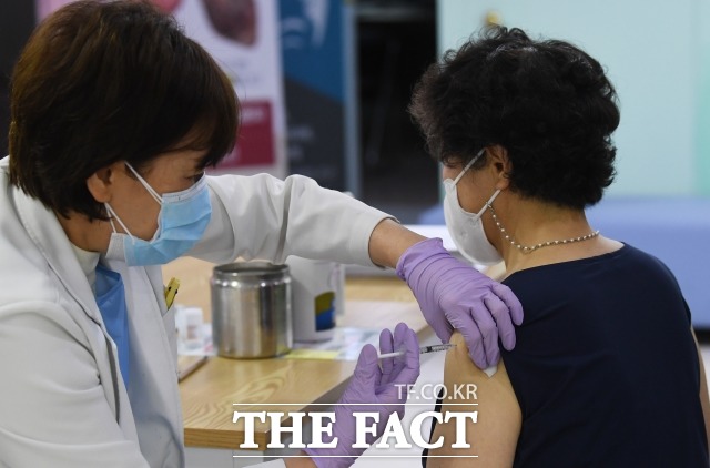 5일 코로나19 1차 백신 접종률이 14.5%로 집계됐다. 지난달 28일 서울 도봉구 방학동의 한 병원에서 65세부터 74세까지 고령층에 대한 아스트라제네카 백신 접종이 진행되고 있다. /이새롬 기자