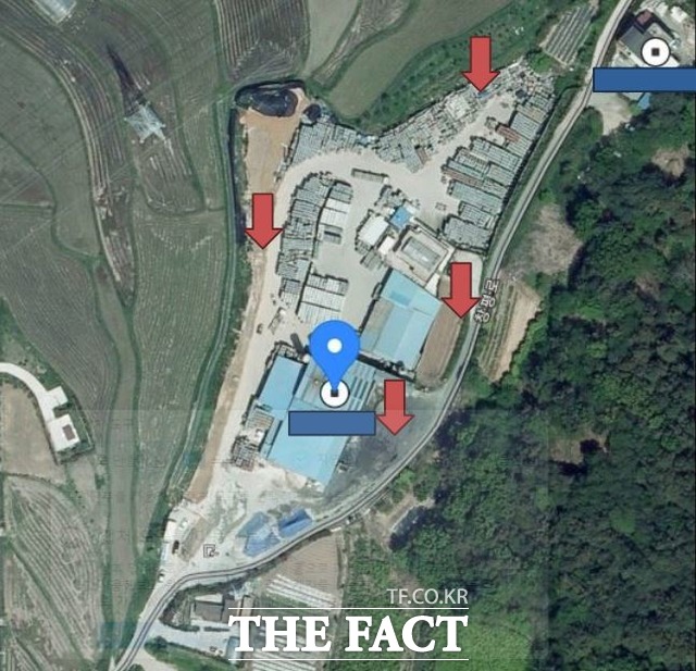 제철소에서 폐기 처분한 폐기물(니켈슬래그)을 혼합해 생산하는 시멘트 벽돌 제조업체의 불법행위가 인근 마을 주민들의 생존권을 위협하고 있다. 사진은 담양군 창평면에 소재한 E사. 붉은색 화살표는 농경지. 카카오맵 캡처