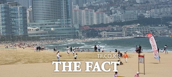 5일 부산 해운대해수욕장에선 파도가 높아 입수 금지를 알리는 플랜카드도 세워져 있다./부산=조탁만 기자.