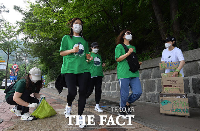 세계 환경의 날인 5일 오전 서울 용산구 남산도서관 앞 거리에서 (사)소비자기후행동과 아이쿱소비자생활협동조합연합회 활동가들이 그린워킹 캠페인 퍼포먼스를 펼치고 있다. /이선화 기자