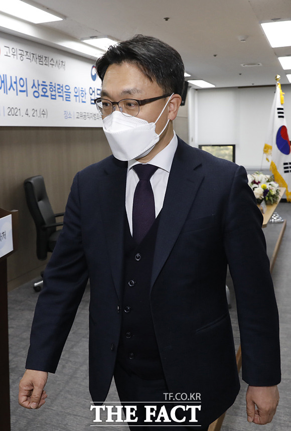 김진욱 고위공직자범죄수사처장이 지난달 21일 오후 경기도 과천시 관문로 정부과천청사 내 공수처에서 열린 공수처-국과수 업무협약(MOU) 체결식을 마치고 행사장을 나서고 있다. /과천=이선화 기자