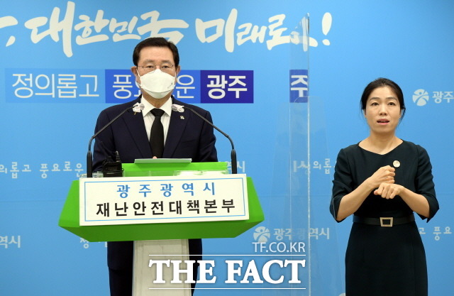 이용섭 광주광역시장이 6일 오후 시청 브리핑실에서 코로나19 온라인 브리핑을 하고 있다./광주광역시 제공