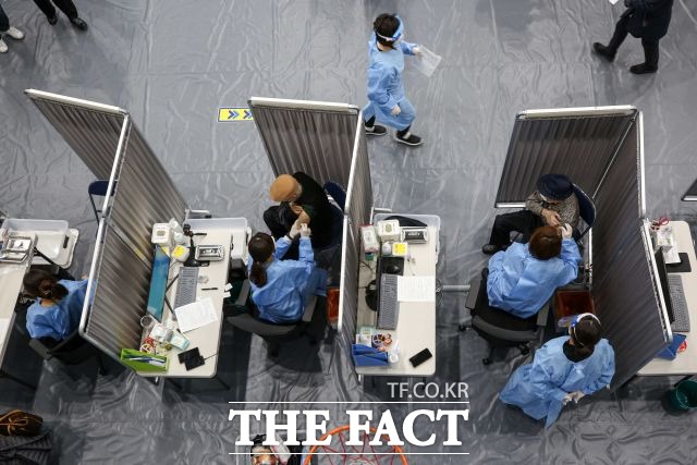 서울시가 백신 접종을 완료한 어르신을 대상으로 복지관 및 경로당에서 다양한 프로그램을 재개한다고 밝혔다. /이선화 기자