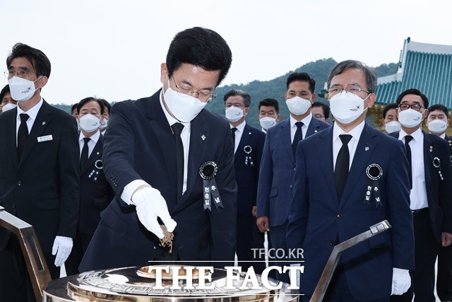 허태정 대전시장이 66회 현충일을 맞아 국립대전현충원에서 분향을 하고 있다. /대전시 제공