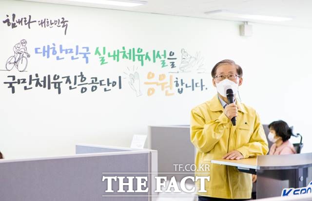 조현재 국민체육진흥공단 이사장이 실내 민간체육시설 지원하는 고용지원사업팀 사무실을 방문해 직원들을 격려하고 있다./기금조성총괄본부 제공