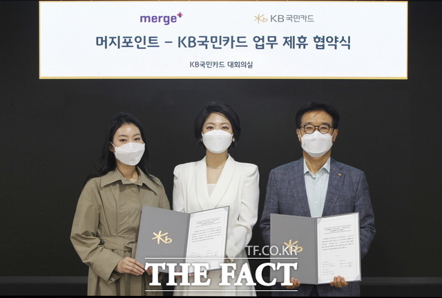 서울 종로구 내수동 KB국민카드 본사에서 열린 머지포인트-KB국민카드 업무 제휴 협약식에서 이동철 KB국민카드 사장, 권남희 머지플러스 대표, 홍성하 머지서포터 대표(오른쪽부터)가 기념 촬영을 하고 있다. /KB국민카드 제공