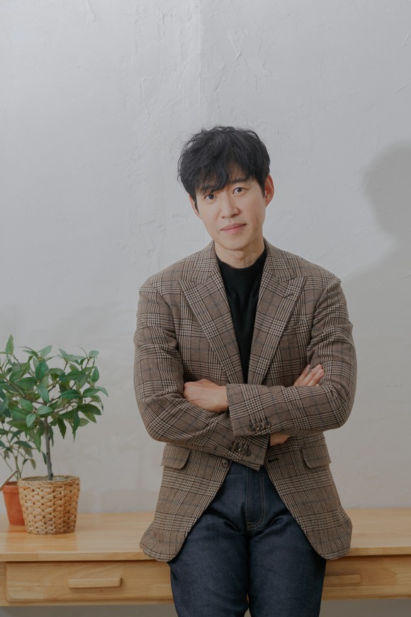 배우 유준상이 2005년부터 동행한 소속사 나무엑터스와 재계약을 체결했다. /나무엑터스 제공