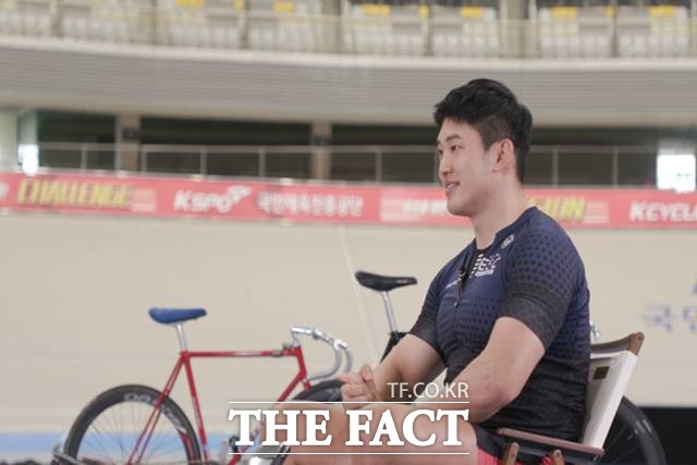 경륜계의 아이언 맨 정해민이 새롭게 론칭하는 감사 드림 프로젝트 웹 예능에 출연해 MC들과 다양한 이야기를 나누고 있다./기금조성총괄본부 제공