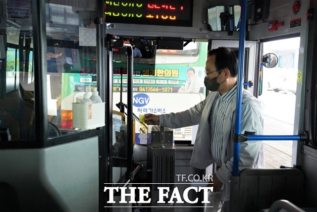 박상돈 천안 시장이 7일 시민의 공감대를 높이는 시내버스 정책을 수립하기 위해 시내버스 탑승과 환승을 체험했다. / 천안시 제공
