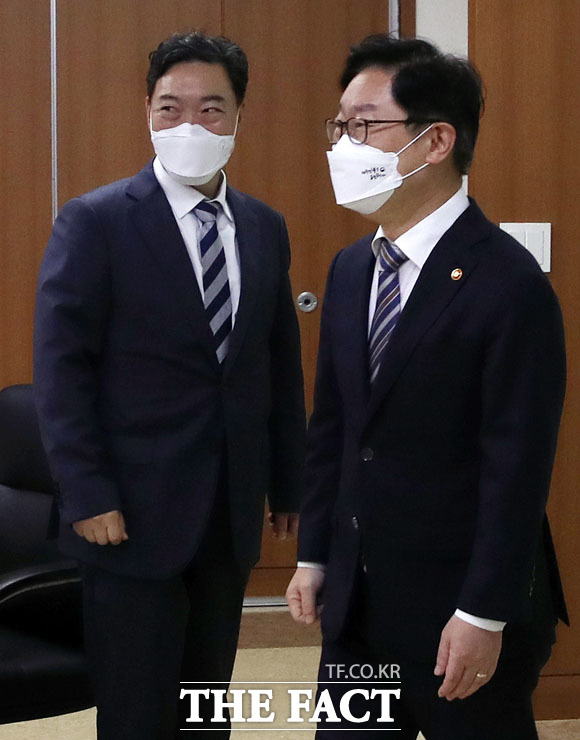 박범계 법무부 장관과 김오수 검찰총장이 3일 서울 서초구 고등검찰청에서 만나고 있다. /더팩트 DB