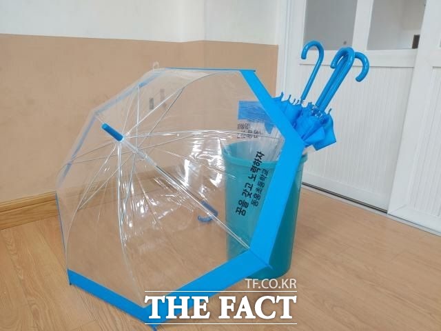 제주 동홍초등학교는 전교어린이회 회장단 공약 및 전교어린이회 회의 결과에 따라 교내에 우산 대여소를 설치했다고 밝혔다. / 제주도교육청 제공