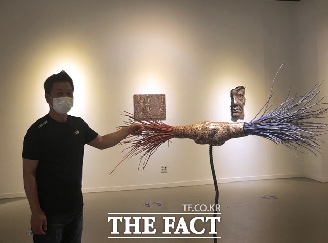 강완규 작가가 7일 그의 5번째 개인전에서 선보인 작품 encounter를 설명하고 있다. / 전유진 기자