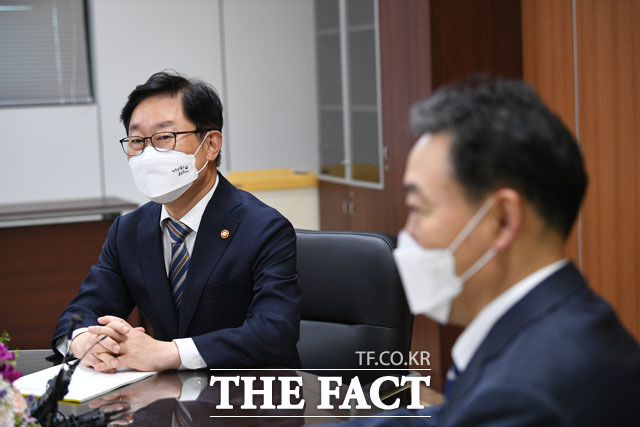 박범계 법무부 장관이 지난 3일 오후 서울 서초구 서울고등검찰청을 방문해 김오수 검찰총장과 만나 인사말을 하고 있다. /더팩트 DB