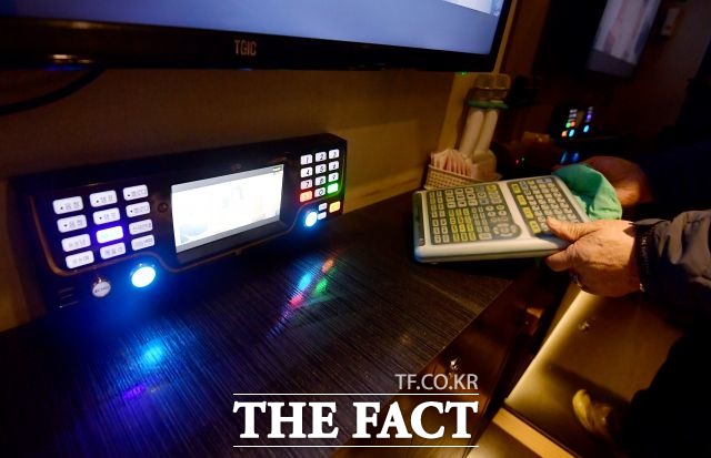 청주시에서 노래연습장 도우미발(發) 신종 코로나바이러스 감염증 확진이 이어지고 있는 가운데 방역당국이 감염경로 파악에 어려움을 겪고 있다. 노래연습장. / 더팩트DB