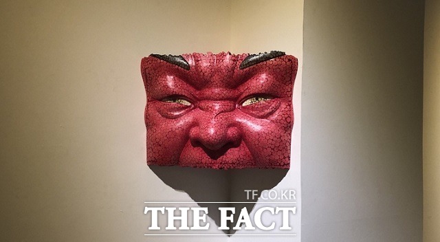 강완규 작가의 5번째 개인전에서 공개된 신작 encounter 이다.